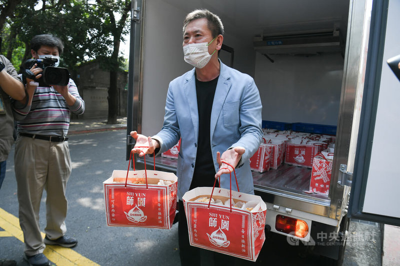 鴻海創辦人郭台銘斷言台灣今年一定缺電,經濟部長王美花多次表示不會,並願以此「賭雞排」。國民黨立委林為洲(右)表示要替王美花實現承諾,4日下午在經濟部門口發放303份雞排,發完為止。中央社記者趙世勳攝 111年3月4日