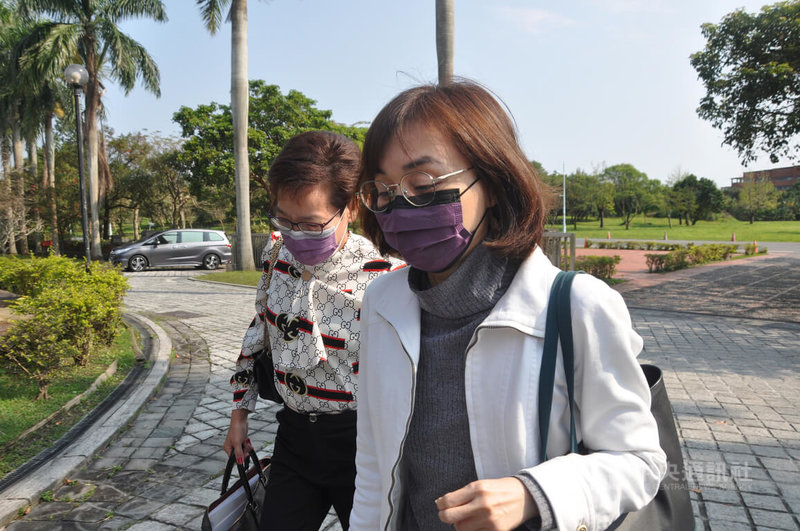 宜蘭縣長林姿妙的女兒林羿伶(右)涉弊案,檢方聲請羈押後,台灣宜蘭地方法院裁定請回,但檢方提抗告,台灣高等法院裁定發回地院更裁;宜蘭地院4日更裁,以新台幣40萬元交保。中央社記者沈如峰宜蘭縣攝 111年3月4日