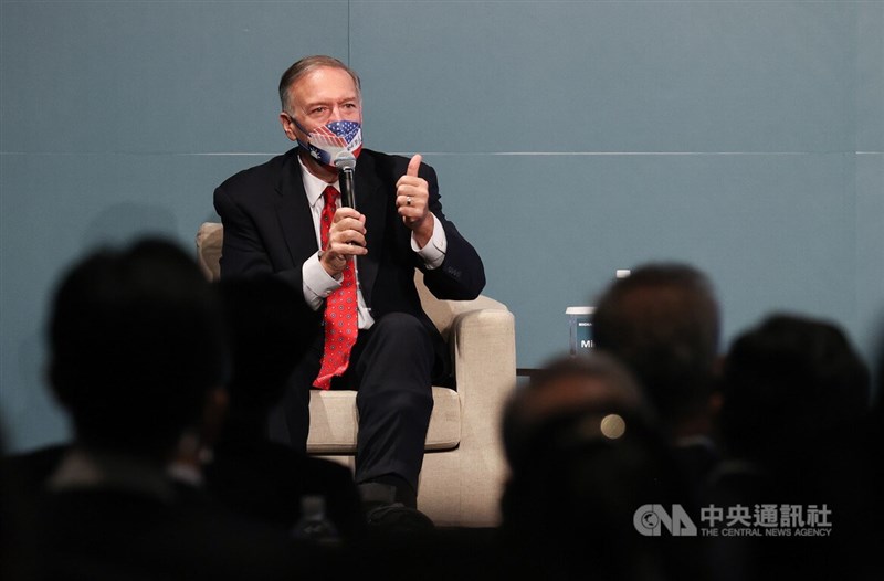 美國前國務卿蓬佩奧(Mike Pompeo)(後)訪台,4日上午在台北君悅酒店發表演說。中央社記者張新偉攝 111年3月4日