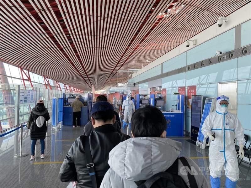 圖為2021年3月北京首都機場入境檢疫場景。(中央社檔案照片)