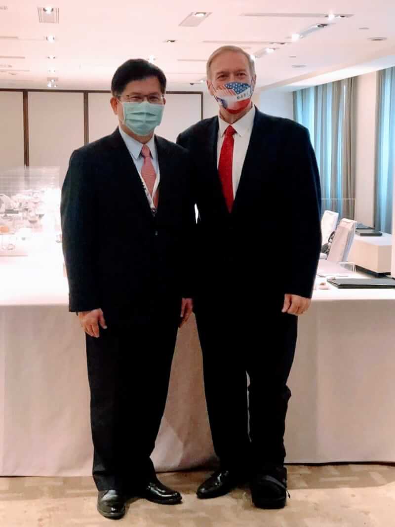 無任所大使林佳龍（左）4日與蓬佩奧（右）、余茂春午餐時提及台北經濟文化代表處更名台灣代表處議題。（圖取自facebook.com/forpeople）
