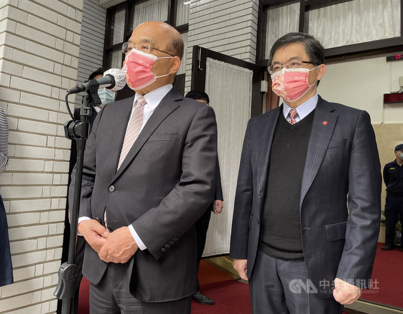 興達電廠開關場事故釀大停電,波及全台549萬戶。行政院長蘇貞昌(左)4日上午在立法院受訪表示,3日發生這起事故,初判是人為疏失,對於全國用戶受到影響,他要表示最深的歉意。中央社記者王飛華攝 111年3月4日