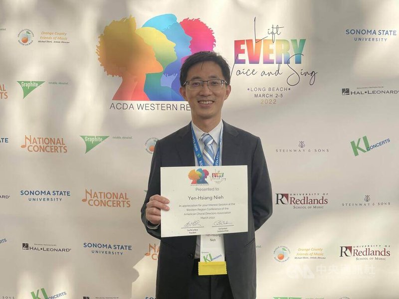 就讀南加州大學（USC）合唱音樂博士班的聶焱庠（圖）以編曲作品「媽媽的眼睛」（Cina）入選美國合唱指揮協會（ACDA）西區年會讀譜會，他表示希望讓台灣的合唱音樂在國際舞台上被看見。中央社記者林宏翰洛杉磯攝 111年3月4日