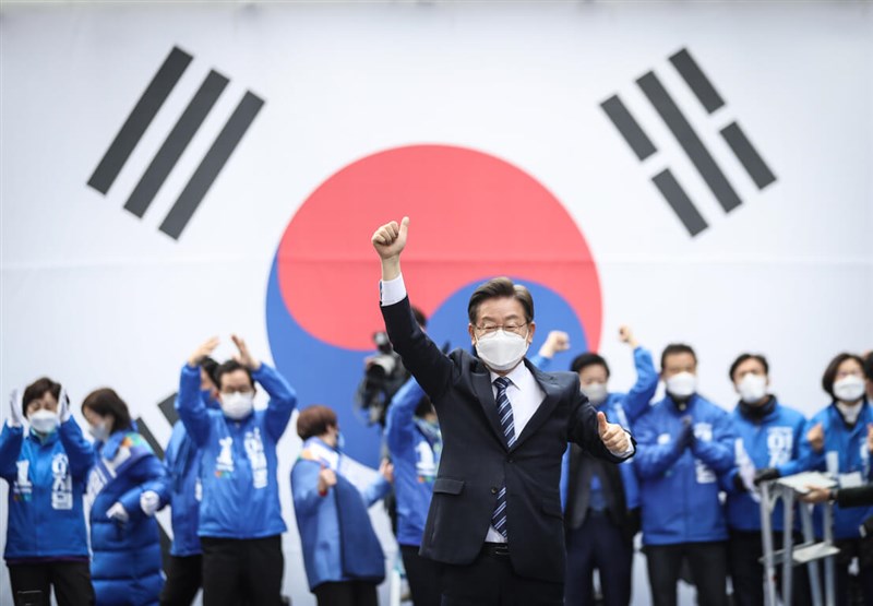 李在明(前)直率辛辣的言論,樹立不同於過往共同民主黨候選人的形象。(共同民主黨提供)