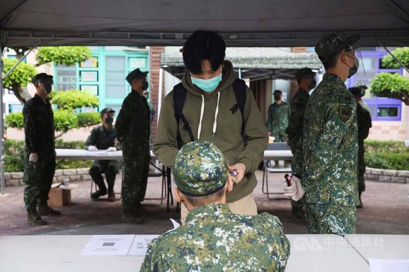 14天的首梯新制教育召集5日登場,受召員上午在桃園蘆竹山腳國小報到。中央社記者游凱翔攝 111年3月5日