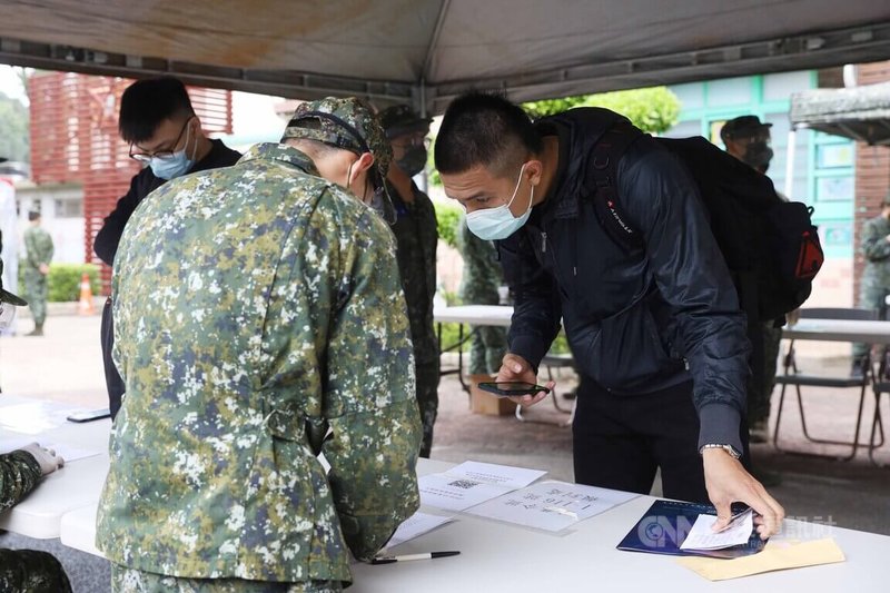 首梯接受新制14天教育召集的民眾,5日於桃園山腳國小報到。中央社記者游凱翔攝 111年3月5日