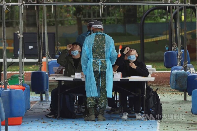 首梯接受新制14天教育召集的民眾,5日於桃園山腳國小報到,並優先進行快篩,確保身體健康。中央社記者游凱翔攝 111年3月5日