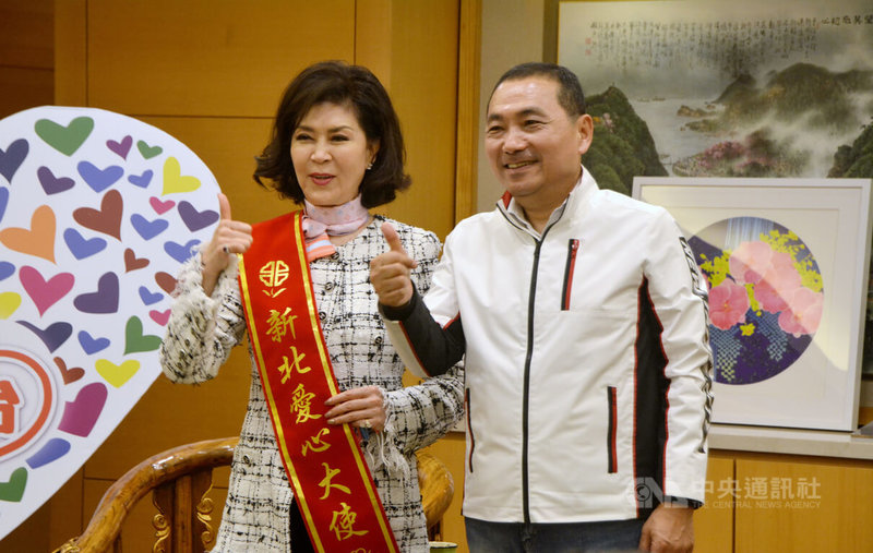新北市政府5日邀請有「最美麗的主持人」美譽的資深藝人白嘉莉(左)擔任新北愛心大使,由新北市長侯友宜(右)披綬帶,感謝白嘉莉投入公益活動。中央社記者黃旭昇新北攝 111年3月5日