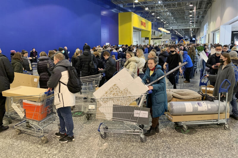 IKEA宣布將退出俄羅斯市場，俄羅斯首都莫斯科附近一個門市3日湧現排隊人潮。（美聯社）