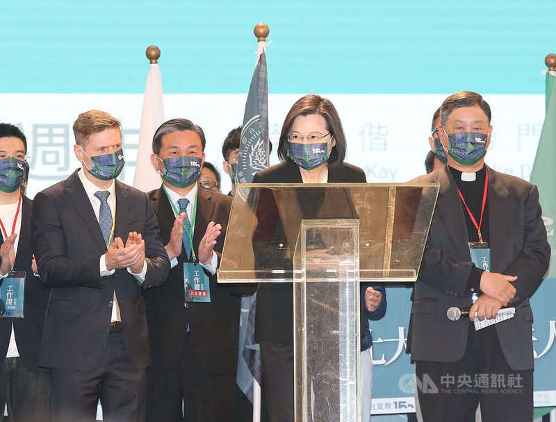 總統蔡英文(右2)6日出席「紀念馬偕來台宣教150週年聯合慶典禮拜」致詞時表示,馬偕博士將他的一生,都奉獻給他所疼惜的台灣,長老教會也延續著「焚而不燬」的精神,為台灣社會帶來正面的力量。中央社記者郭日曉攝 111年3月6日