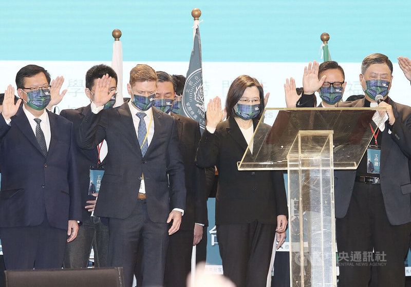「紀念馬偕來台宣教150週年聯合慶典禮拜」6日在台北舉行,總統蔡英文(前左3)、加拿大駐台北貿易辦事處代表芮喬丹(Jordan Reeves)(前左2)及桃園市長鄭文燦(前左)等人都出席。中央社記者郭日曉攝 111年3月6日