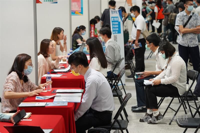 圖為台北市就業服務處主辦的畢業生就業博覽會。(中央社檔案照片)