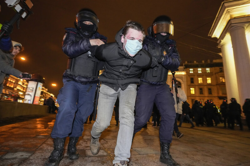 圖為俄羅斯反戰民眾去年3月在聖彼得堡示威遭逮。（美聯社）