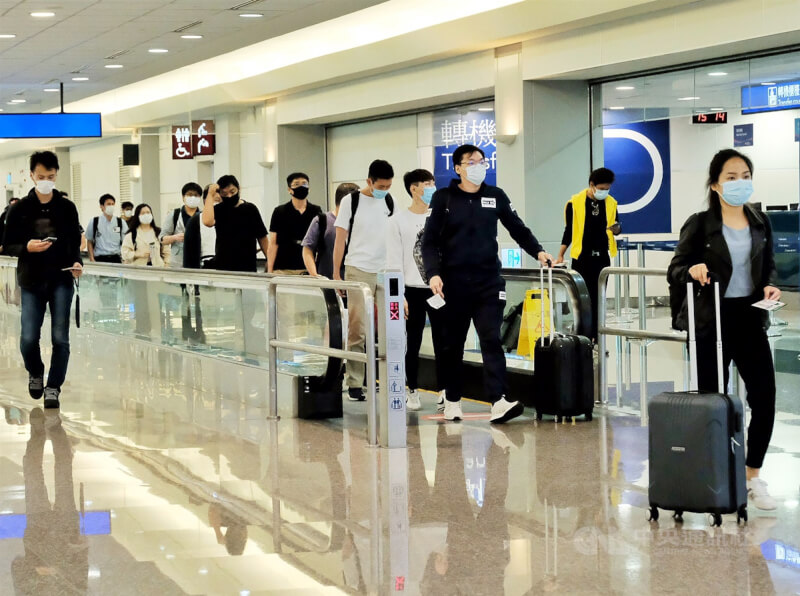 前副總統陳建仁說，台灣疫情正在下降，也許7、8月可以考慮開放邊境。圖為桃園國際機場入境旅客。（中央社檔案照片）