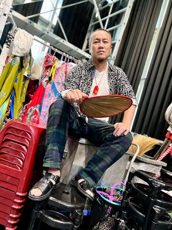 台灣原創音樂劇「釧兒」旗艦劇場版11日至13日將在台北國家戲劇院演出,導演曾慧誠也重拾演員身分,搬演廟公剃光頭跳舞說台語,展現演出能量。(躍演劇團提供)中央社記者趙靜瑜傳真 111年3月6日