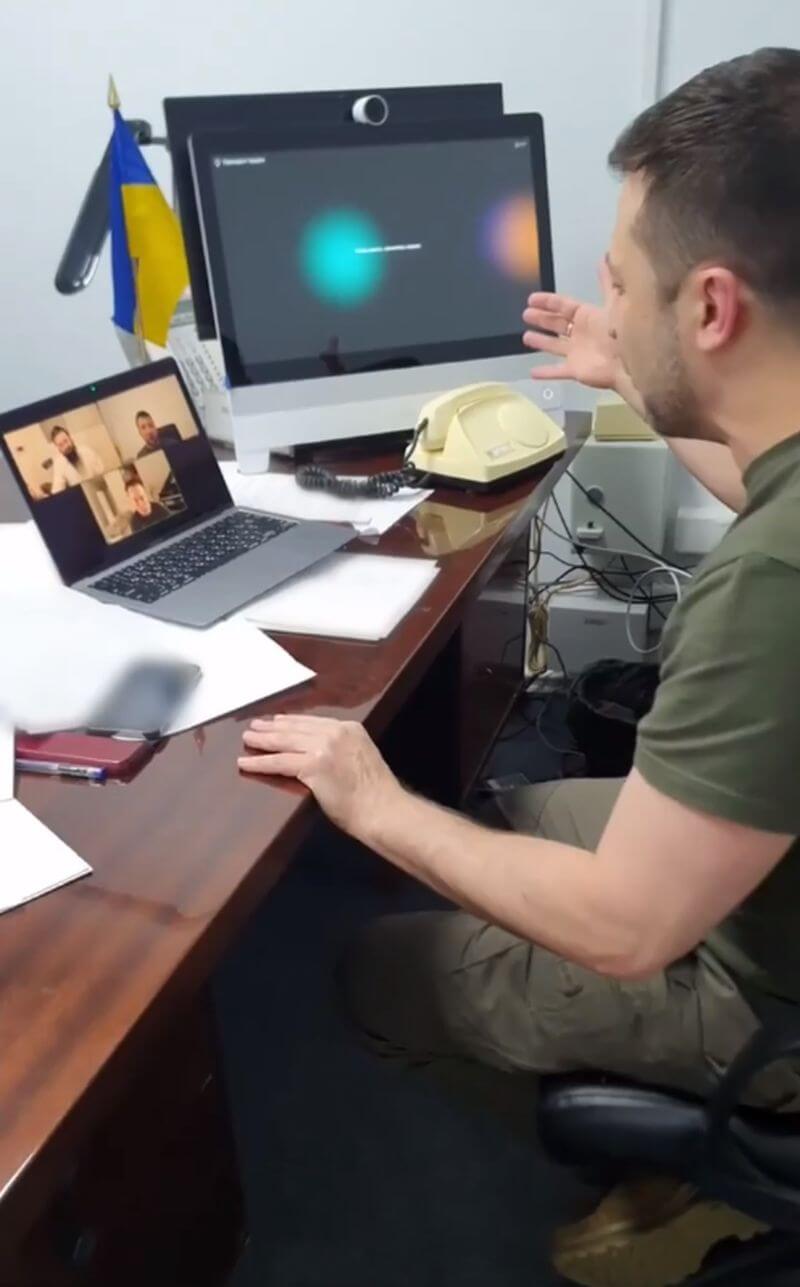 烏克蘭總統澤倫斯基(右)5日說,已和SpaceX執行長馬斯克通話,下週將收到更多「星鏈」衛星網路終端設備。(圖取自instagram.com/zelenskiy_official)