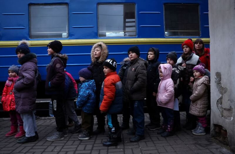 聯合國6月9日表示，俄羅斯入侵烏克蘭以來，近500萬烏克蘭人在歐洲登記為難民。圖為烏克蘭札波羅熱一家孤兒院撤離的兒童，3月抵達利維夫，轉搭巴士逃往波蘭。（路透社）