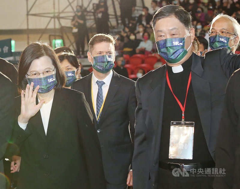 總統蔡英文(左)6日在台北出席「紀念馬偕來台宣教150週年聯合慶典禮拜」,進場時向大家揮手致意。中央社記者郭日曉攝 111年3月6日