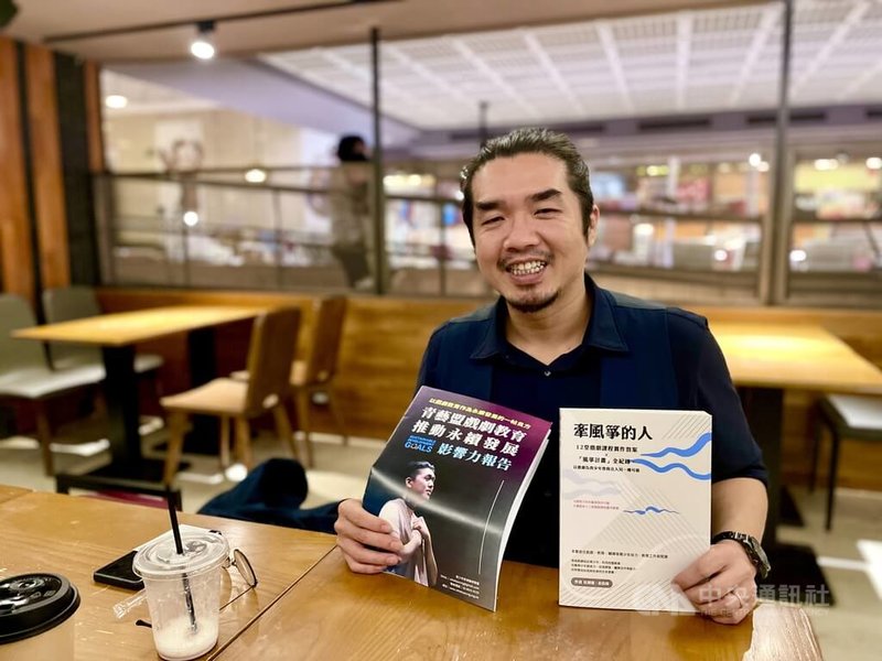 曾拍過普拿疼廣告的青藝盟創辦人余浩瑋2年前罹患不明原因腦炎,康復後調整步伐,要繼續用戲劇教育改變世界。中央社記者趙靜瑜攝 111年3月7日