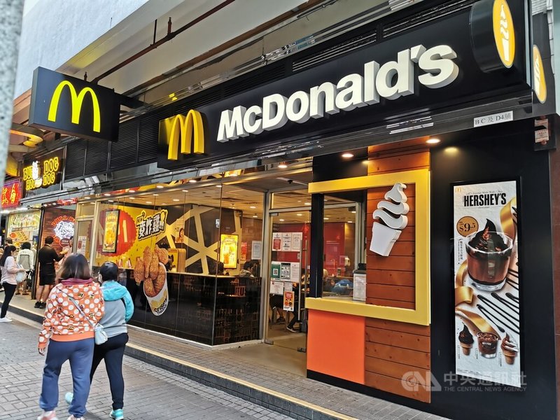 受COVID-19(2019冠狀病毒疾病)疫情影響,香港快餐連鎖店麥營勞7日公布,公司38家分店將會暫停營業;圖為麥當勞一家分店。中央社記者張謙香港攝 111年3月7日
