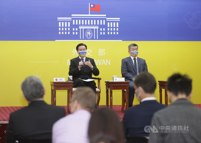 外交部7日下午舉行國際記者會,部長吳釗燮(左)表示,2日開設烏克蘭賑災專戶募款,短短5天累積金額已達到新台幣3億元左右,將從賑災專戶提撥第一筆1億元款項,交給波蘭政府指定的賑濟烏克蘭難民專責單位。中央社記者張新偉攝 111年3月7日