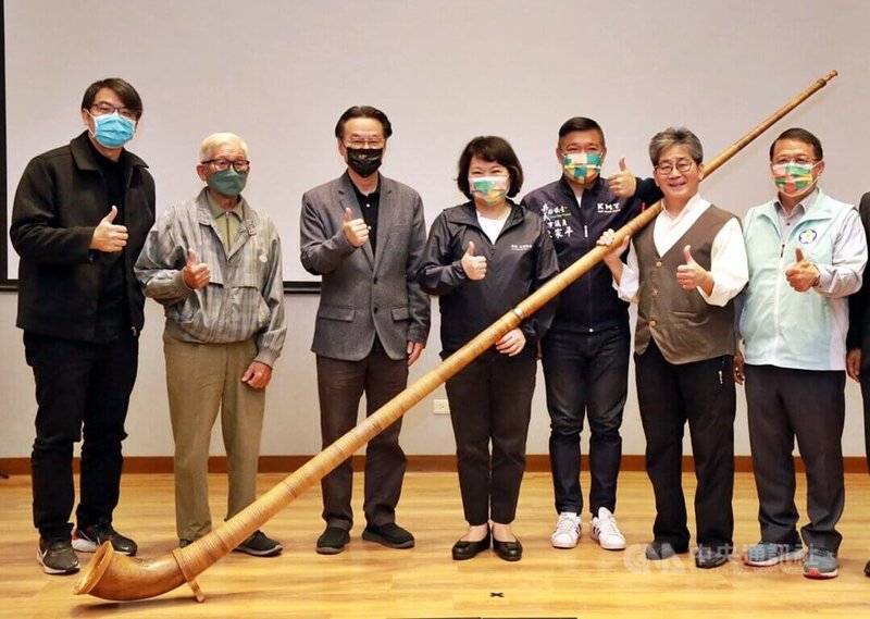 嘉義國際藝術紀錄影展今年邁向第9年，這次影展彙集53部國內外優秀藝術紀錄片，所有場次皆免費入場，7日舉行特映會，展示瑞士傳統樂器阿爾卑斯號。右4為嘉義市長黃敏惠。中央社記者黃國芳攝  111年3月7日