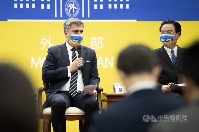 外交部7日下午舉行賑災烏克蘭記者會國際記者會,烏克蘭駐台代表高則叡(Cyryl Kozaczewski)(左)在會中表達對台灣的感謝,並提到台灣所捐助出的每一份給烏克蘭物資,都展現了台灣民眾人性的光輝。右為外交部長吳釗燮。中央社實習記者陳亮至攝 111年3月7日。