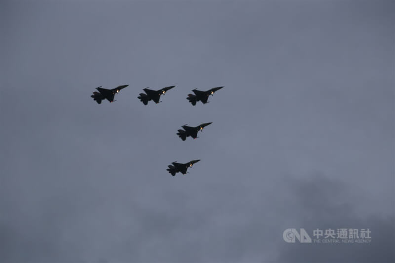 媒體報導美國正考慮將原本承諾軍售台灣的F-16戰機,先提供給波蘭。空軍7日表示此報導純為臆測。圖為F-16戰機。(中央社檔案照片)