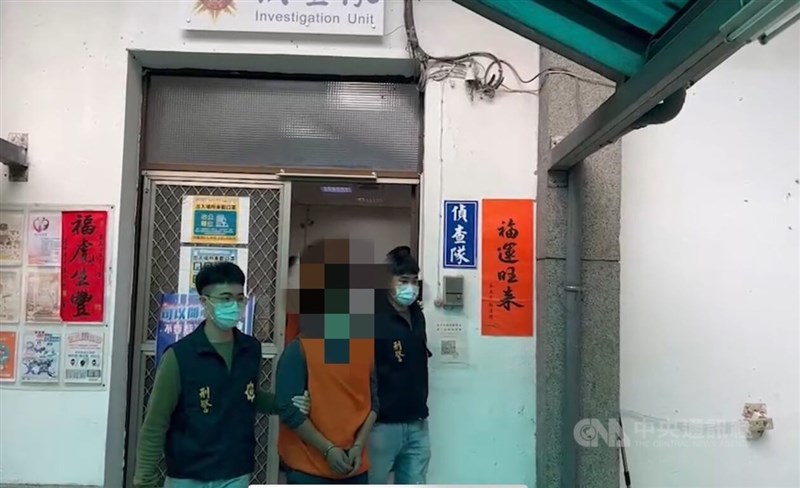 台中市中區一處大樓套房住宅6日發生火警造成6死6傷,檢警調查,鄭姓男房客(中)近日與莊姓女屋主有租屋糾紛,鄭男縱火報復,警方已將鄭男拘提到案,詢問後將移送台中地檢署偵辦。中央社記者蘇木春攝 111年3月7日