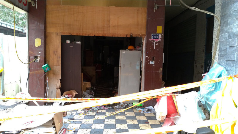 台中市中區興中街一處大樓套房住宅6日發生火警,造成6死6傷,警方封鎖現場調查。中央社記者蘇木春攝 111年3月7日