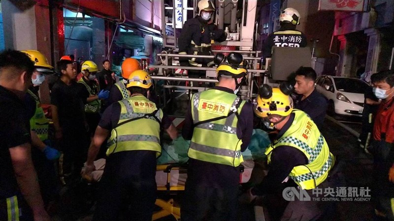 台中市中區一處大樓套房住宅,6日發生火警造成6死、6傷,消防人員搜救工作直到7日午夜,才將最後1具遺體運出。中央社記者蘇木春攝 111年3月7日