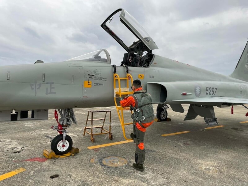 空軍宣布,首架安裝Mk16彈射椅的F-5戰機6日完成空中飛行測試。(圖取自facebook.com/cafhq)