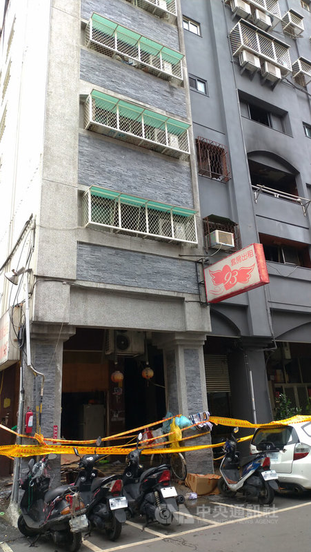 台中市中區興中街大樓火警造成6死6傷,警消封鎖現場調查。消防局7日表示,大樓樓梯間因堆放雜物,影響住戶逃生與救災。中央社記者蘇木春攝 111年3月7日