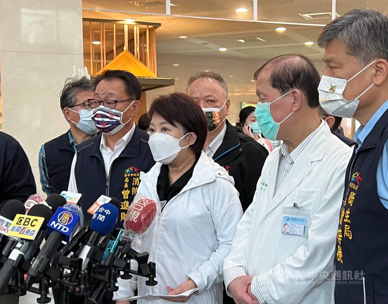 台中大樓火警釀6死6傷,市長盧秀燕(前中)7日表示,大樓莊姓女屋主確實在公共區域有堆置雜物,市府109年、110年依違反公共區域安全等罪,共裁罰莊女24次,但屢勸不聽、屢罰不怕,110年12月間,警方依莊女涉及公共危險罪嫌送檢方偵辦。中央社記者郝雪卿攝 111年3月7日