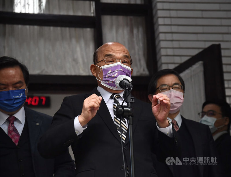 俄羅斯公布「不友善」國家與地區名單，台灣入列，引發各界討論。行政院長蘇貞昌（前）8日在立法院會前接受媒體聯訪時說，全世界都知道台灣是個國家，只是中國偏偏要用政治語言、動作，有些國家不想惹中國，也模糊以對。中央社記者王飛華攝 111年3月8日