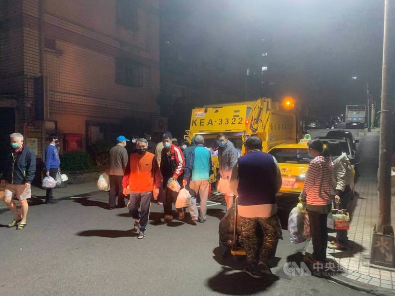 基隆市議會8日召開臨時會,多名議員關切垃圾隨袋徵收議題,基隆市環保局長賴煥紘表示,正在蒐集資料研議推動的可行性,希望先針對工業區試辦。中央社記者王朝鈺攝 111年3月8日