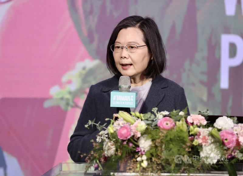 國際婦女節到來,總統蔡英文8日晚間赴台北賓館,出席外交部舉辦的「女力之夜外交酒會」並致詞。中央社記者張皓安攝 111年3月8日