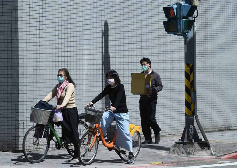 國內8日新增8例本土、45例境外移入。圖為台北市街頭民眾戴口罩防疫。中央社記者趙世勳攝 111年3月8日