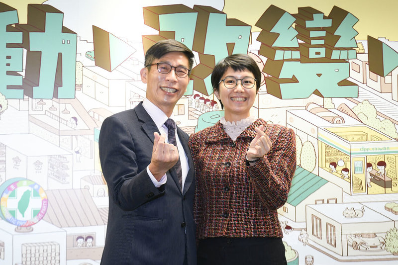 民進黨立委鍾佳濱（左）8日上午在妻子楊茹憶（右）陪同下，完成屏東縣長黨內初選登記，並祝大家婦女節快樂。中央社記者趙世勳攝  111年3月8日