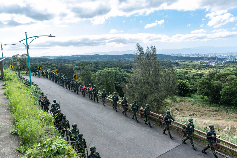 陸軍步兵206旅8日實施新制教育召集人員5公里行軍訓練,途經數個上下坡,考驗召員體能。(軍聞社提供)中央社記者游凱翔傳真 111年3月8日