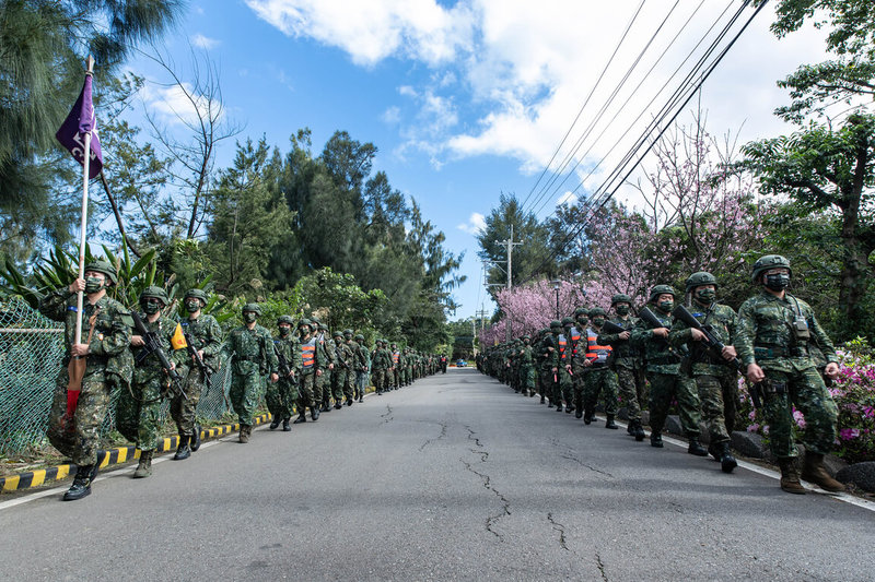 首梯為期14天的新制教育召集5日在桃園山腳國小登場,陸軍步兵206旅8日實施5公里行軍訓練,召員攜建制武器行軍。(軍聞社提供)中央社記者游凱翔傳真 111年3月8日