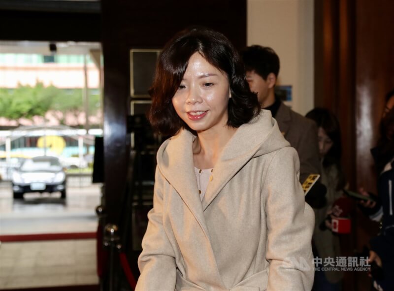 洪慈庸(前)已向立法院長游錫堃遞辭呈,離開立院顧問職務後將輔選丈夫卓冠廷。(中央社檔案照片)