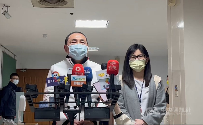 國民黨中常委選舉選風備受關注,黨中央喊改革。新北市長侯友宜(前左)8日接受媒體聯訪表示,國民黨意與民意落差大,改變為時雖晚,但總比不做好,改革路線一定要符合國家、人民期待。中央社記者沈佩瑤攝 111年3月8日