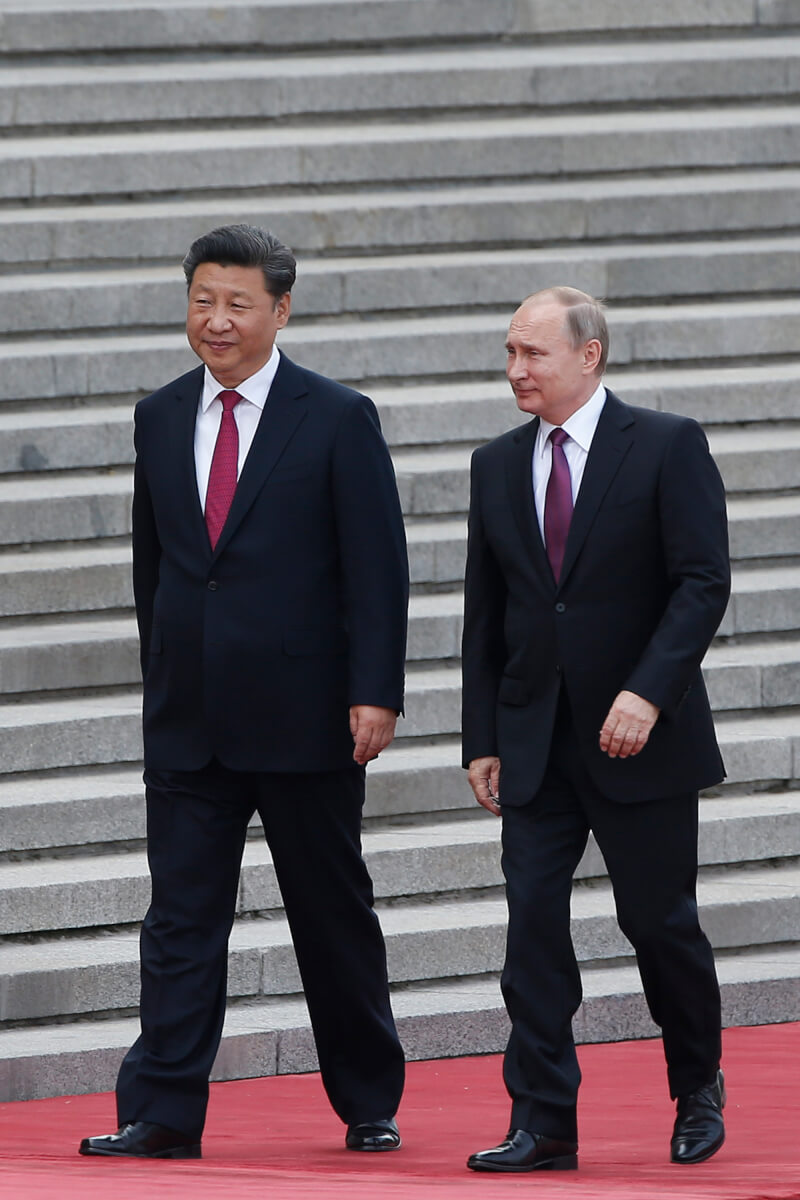 北京和莫斯科關係密切令外資不安。圖為2016年6月中國國家主席習近平（左）迎接到訪北京的俄國總統蒲亭（右）。（中新社）