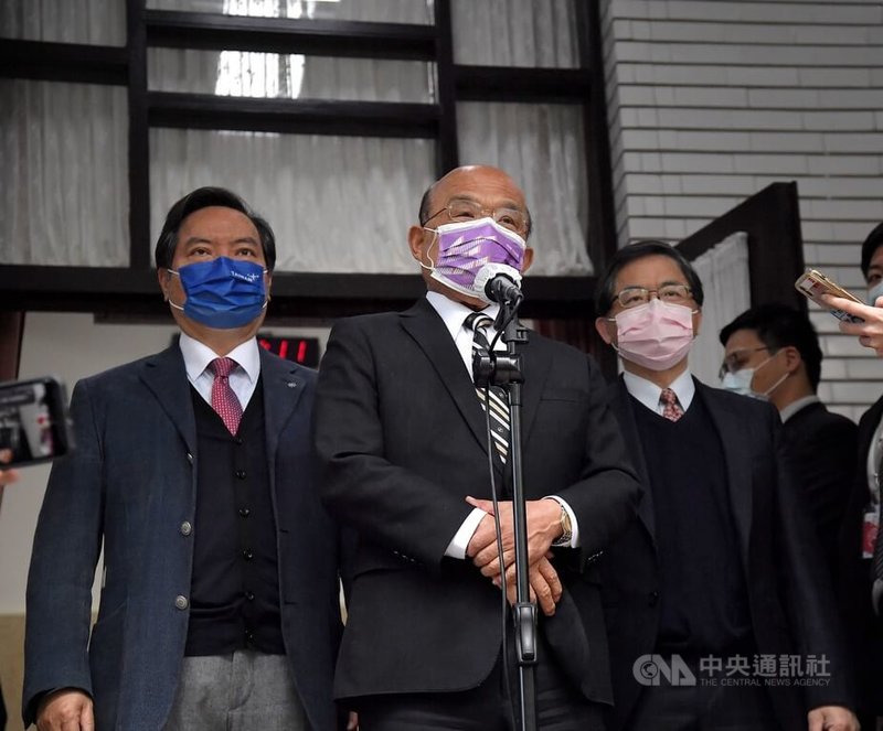 興達發電廠3日因人為疏失造成全台大停電,經濟部長王美花留任,引發外界討論。行政院長蘇貞昌(前中)8日受訪表示,王美花有再次說要負起政治責任,但他要求王美花拿出能力、魄力等,6個月內找出電網韌性等問題,並盤整怎麼解決才是負責任。中央社記者王飛華攝 111年3月8日