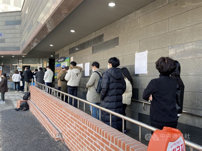 韓國9日舉行第20屆總統大選投票,截至下午5時,投票率達73.6%,總投票率有望突破8成。圖為首爾市某處投票所排隊人龍。中央社記者廖禹揚攝 111年3月9日