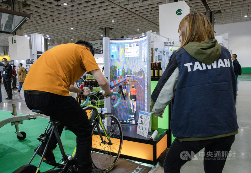 2022台北國際自行車展9日在台北南港展覽館熱鬧開幕,美利達、巨大、桂盟、SRAM、SHIMANO、喬山、岱宇等指標廠皆參與,有業者將自行車與科技結合,讓現場民場親自上場體驗。中央社實習記者陳亮至攝 111年3月9日