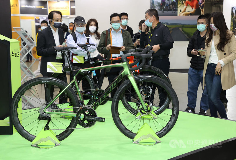 2022台北國際自行車展9日在台北南港展覽館開幕,美利達公司展出全能型公路車SCULTURA 10K,重量不到6.8公斤,市價新台幣35萬元,是美利達此次展出最高單價車款。中央社記者鄭傑文攝 111年3月9日