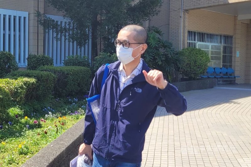 宜蘭縣政府疑涉貪污等弊案,其中時任農業處農務科長吳東原1月遭裁定收押禁見,檢方8日聲請具保停止羈押,法院裁定新台幣15萬元交保。吳東原9日離開宜蘭看守所。中央社記者沈如峰宜蘭縣攝 111年3月9日