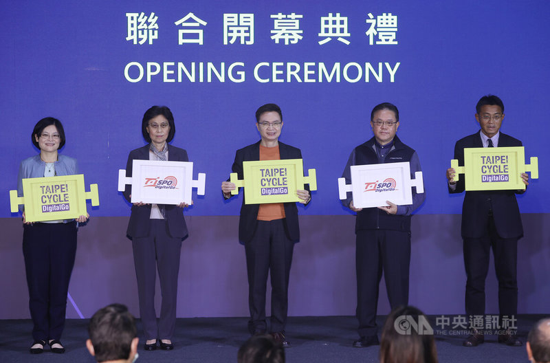 2022台北國際自行車暨台北國際體育用品展9日登場,外貿協會董事長黃志芳(中)等人出席開幕儀式。中央社記者鄭傑文攝 111年3月9日